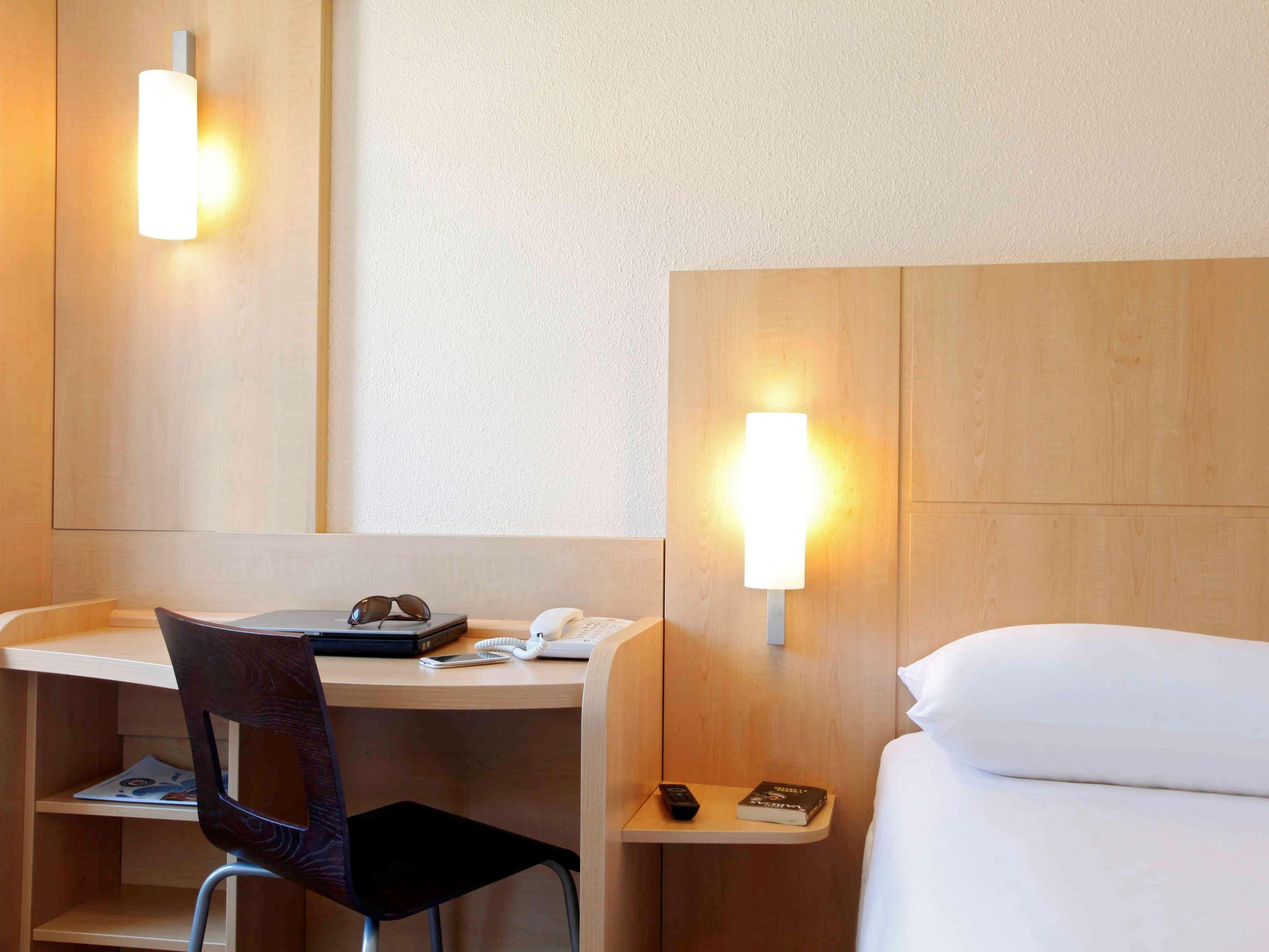 Hotel Ibis Marseille Centre Gare Saint Charles Exterior foto